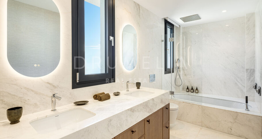 Elegante Gerenoveerde Villa met Twee Niveaus en Onafhankelijk Gastenappartement in Elviria