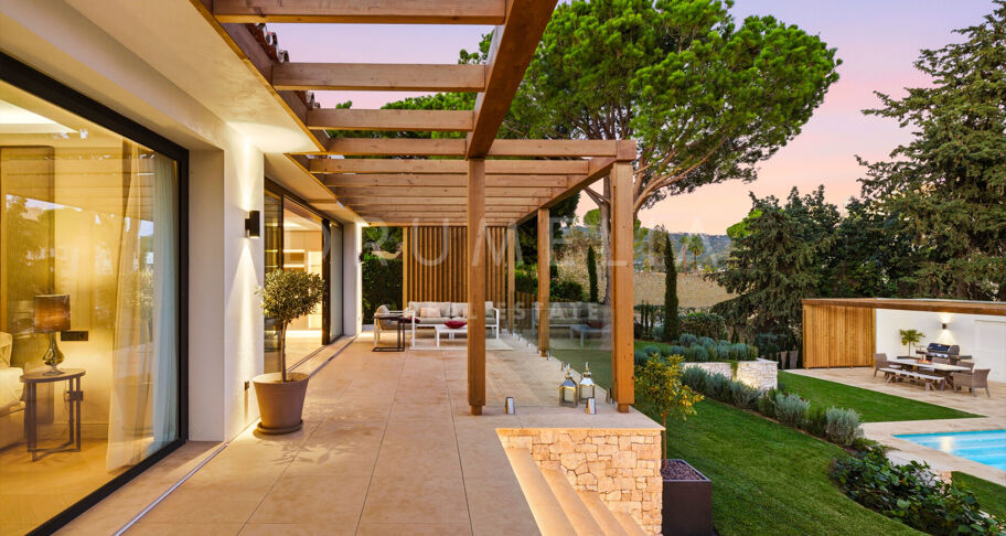 Elegante Gerenoveerde Villa met Twee Niveaus en Onafhankelijk Gastenappartement in Elviria