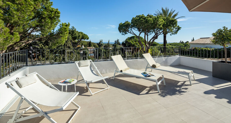 Elegante Gerenoveerde Villa met Twee Niveaus en Onafhankelijk Gastenappartement in Elviria