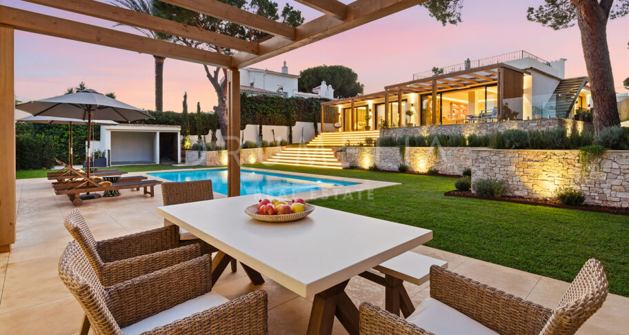Elegante Gerenoveerde Villa met Twee Niveaus en Onafhankelijk Gastenappartement in Elviria