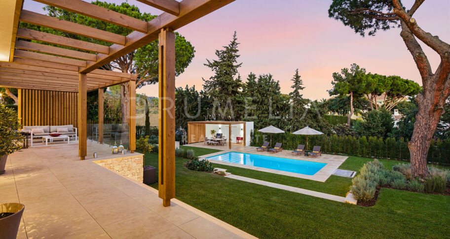 Elegante Gerenoveerde Villa met Twee Niveaus en Onafhankelijk Gastenappartement in Elviria