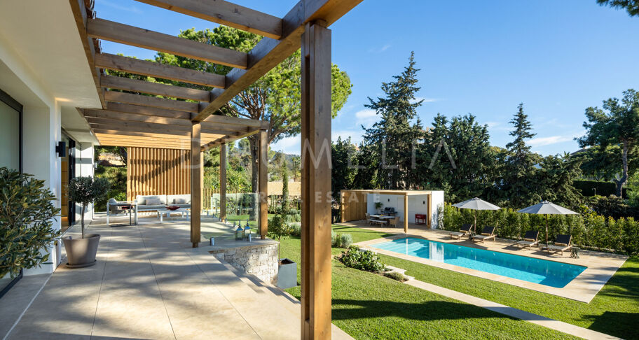 Elegante Gerenoveerde Villa met Twee Niveaus en Onafhankelijk Gastenappartement in Elviria
