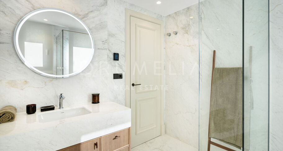 Elegante Gerenoveerde Villa met Twee Niveaus en Onafhankelijk Gastenappartement in Elviria