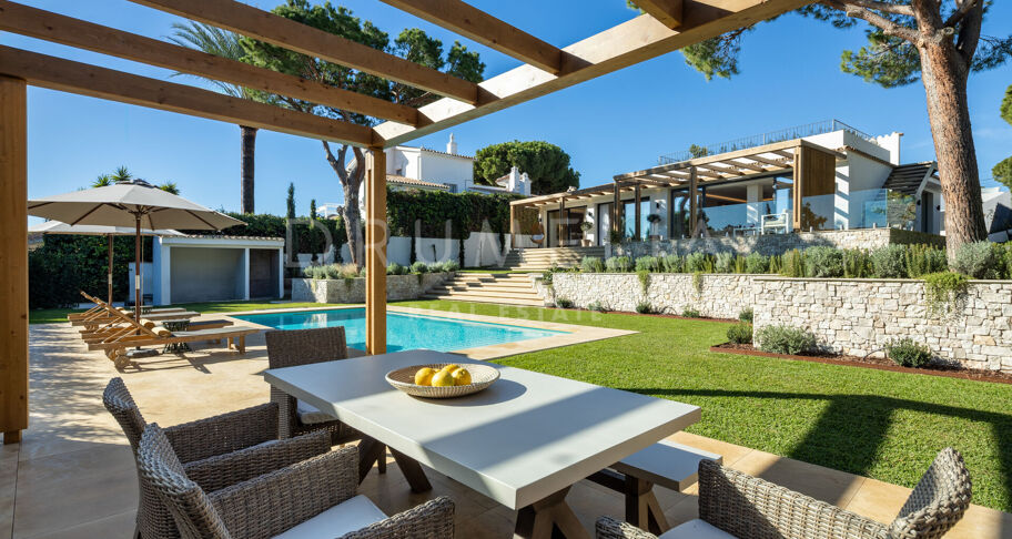 Elegante Gerenoveerde Villa met Twee Niveaus en Onafhankelijk Gastenappartement in Elviria