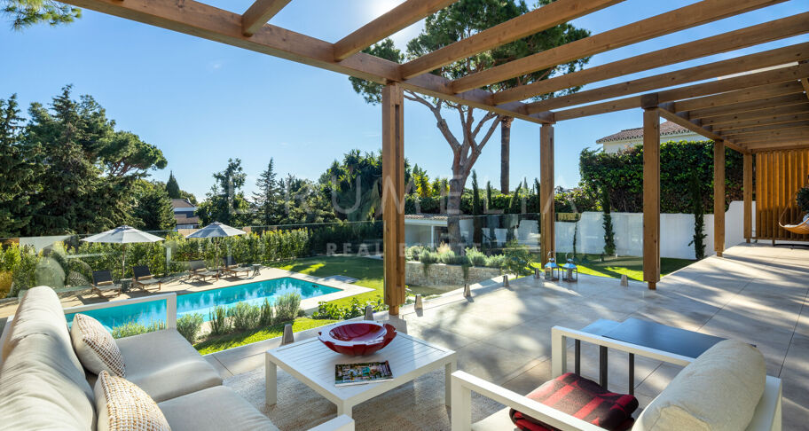 Elegante Gerenoveerde Villa met Twee Niveaus en Onafhankelijk Gastenappartement in Elviria