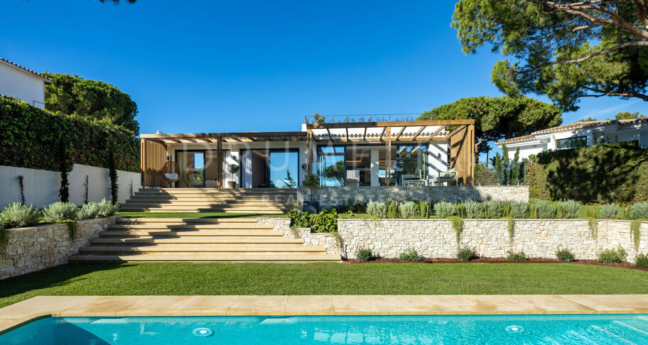 Elegante Gerenoveerde Villa met Twee Niveaus en Onafhankelijk Gastenappartement in Elviria