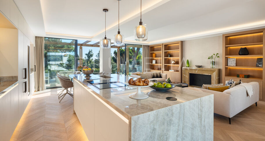 Elegante Gerenoveerde Villa met Twee Niveaus en Onafhankelijk Gastenappartement in Elviria