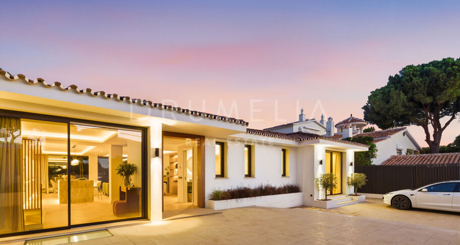 Elegante Gerenoveerde Villa met Twee Niveaus en Onafhankelijk Gastenappartement in Elviria