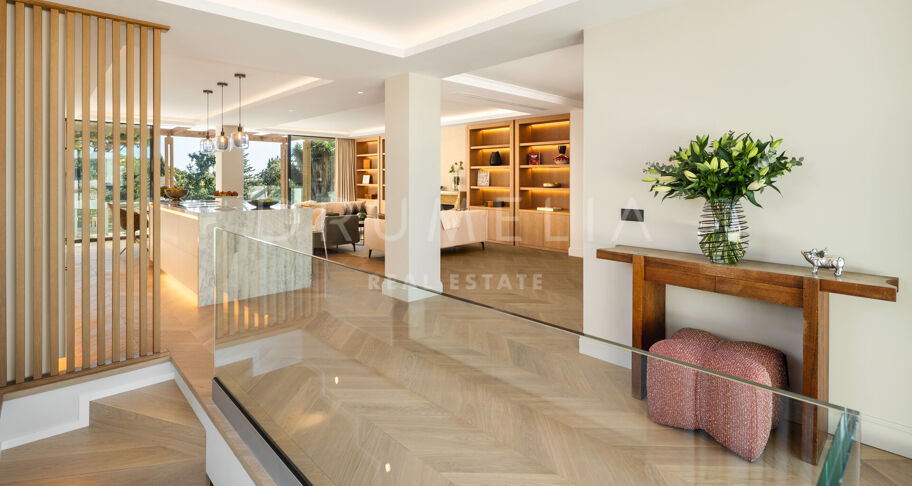 Elegante Gerenoveerde Villa met Twee Niveaus en Onafhankelijk Gastenappartement in Elviria