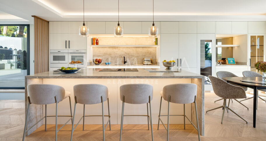 Elegante Gerenoveerde Villa met Twee Niveaus en Onafhankelijk Gastenappartement in Elviria