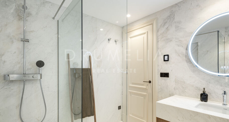 Elegante Gerenoveerde Villa met Twee Niveaus en Onafhankelijk Gastenappartement in Elviria