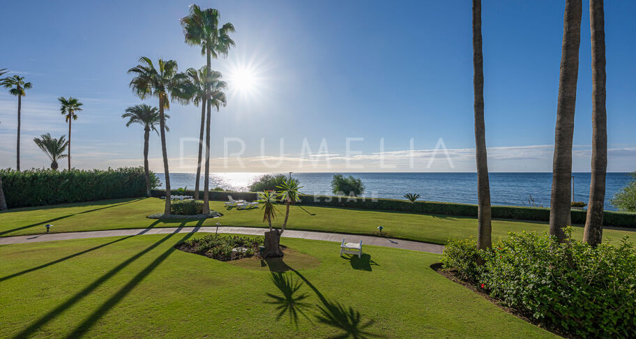 Frontline beach ground floor apartment in Alcazaba Beach Estepona