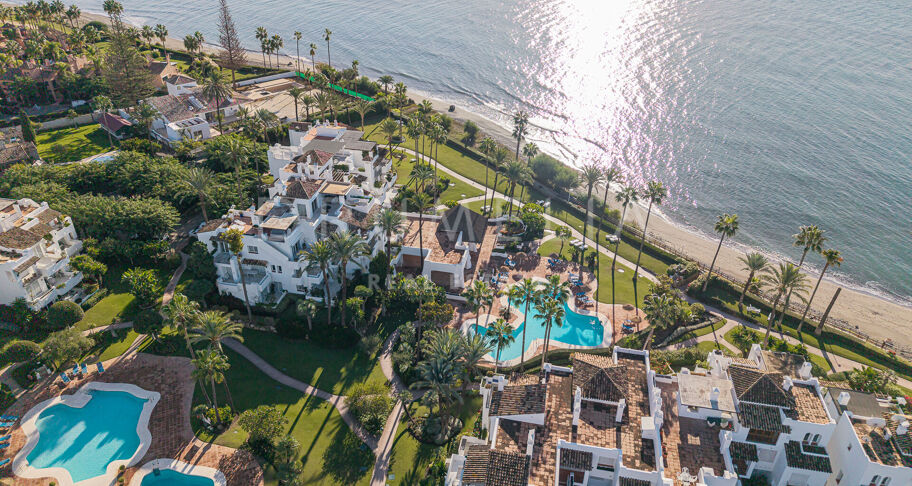 Frontline beach ground floor apartment in Alcazaba Beach Estepona