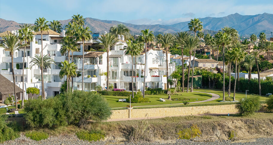 Frontline beach ground floor apartment in Alcazaba Beach Estepona