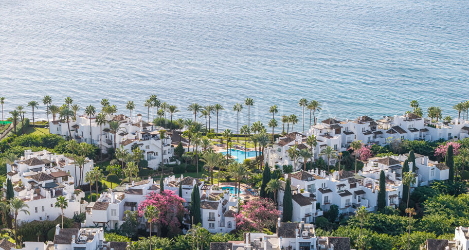 Frontline beach ground floor apartment in Alcazaba Beach Estepona