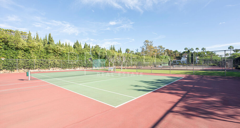 Frontline beach ground floor apartment in Alcazaba Beach Estepona