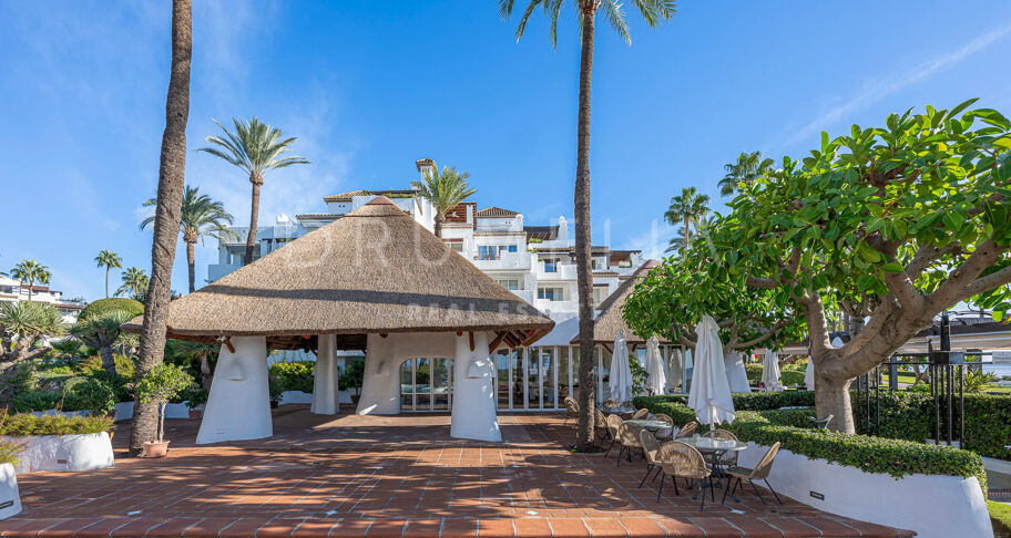 Frontline beach ground floor apartment in Alcazaba Beach Estepona