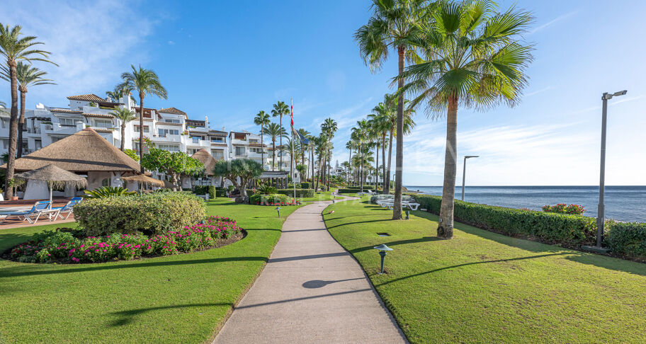 Frontline beach ground floor apartment in Alcazaba Beach Estepona