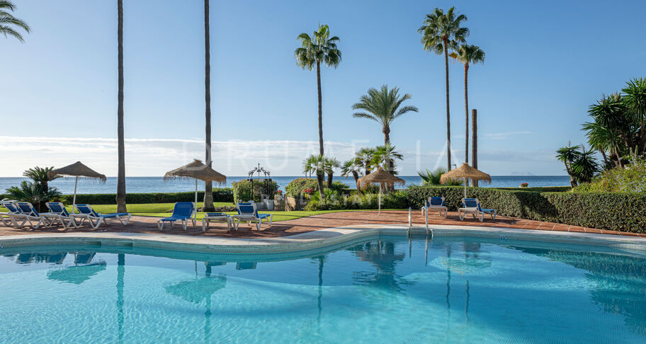 Frontline beach ground floor apartment in Alcazaba Beach Estepona
