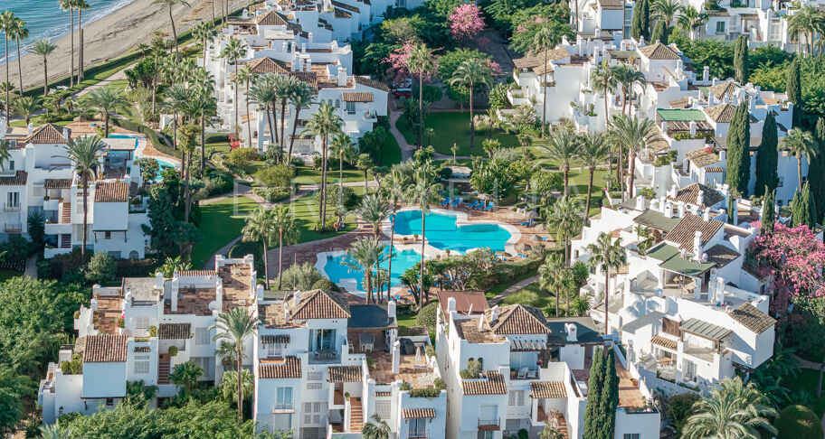 Frontline beach ground floor apartment in Alcazaba Beach Estepona