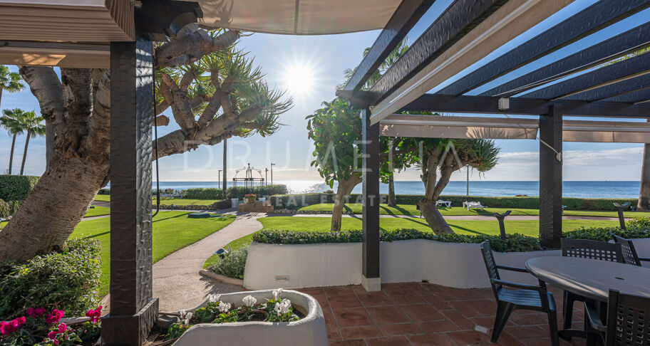 Frontline beach ground floor apartment in Alcazaba Beach Estepona
