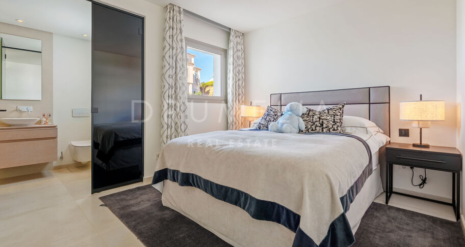 Duplex Penthouse met Panoramisch Zeezicht in Aloha, Nueva Andalucía