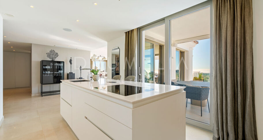 Duplex Penthouse met Panoramisch Zeezicht in Aloha, Nueva Andalucía