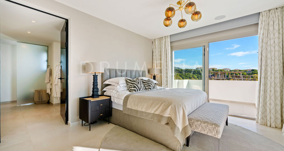 Duplex Penthouse met Panoramisch Zeezicht in Aloha, Nueva Andalucía