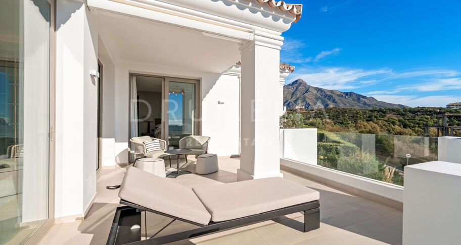 Duplex Penthouse met Panoramisch Zeezicht in Aloha, Nueva Andalucía