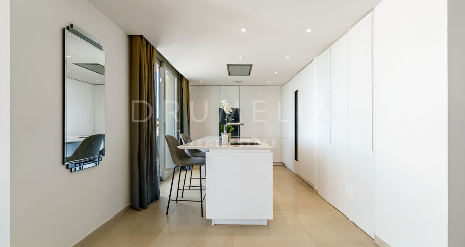 Duplex Penthouse met Panoramisch Zeezicht in Aloha, Nueva Andalucía