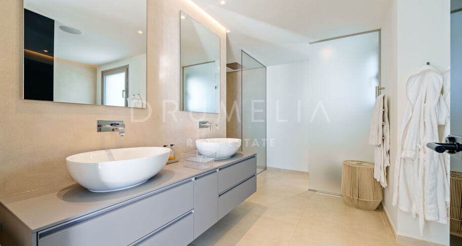Duplex Penthouse met Panoramisch Zeezicht in Aloha, Nueva Andalucía
