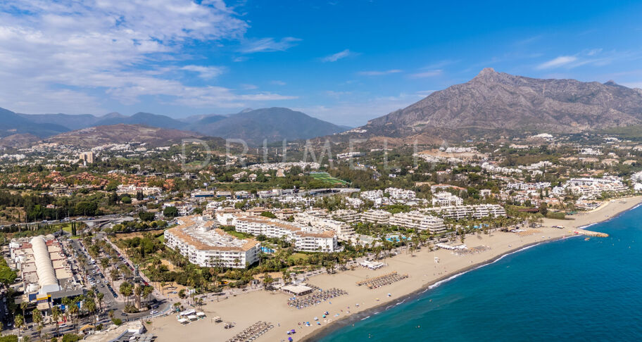 Frontline Beach Apartment in Playa Rocío, Puerto Banús