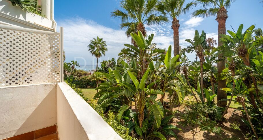 Frontline Beach Apartment in Playa Rocío, Puerto Banús