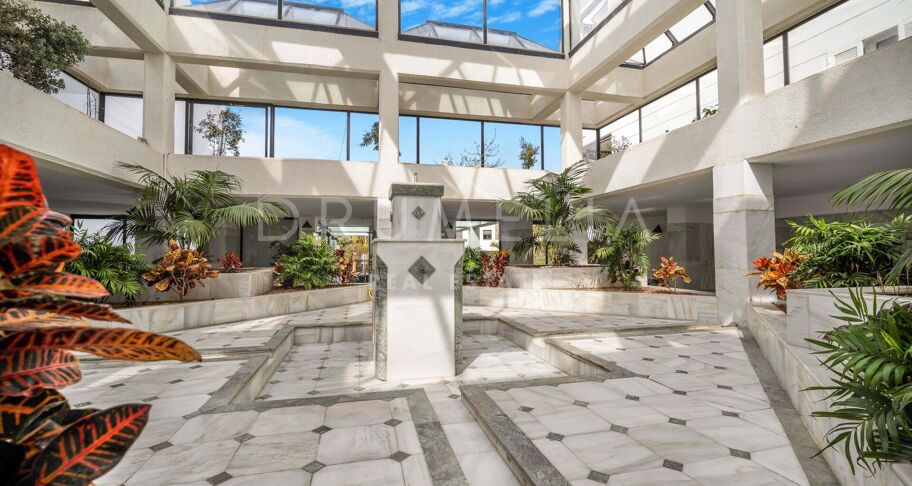Frontline Beach Apartment in Playa Rocío, Puerto Banús