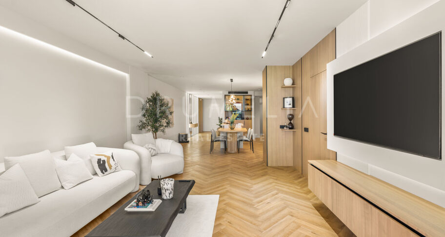 Lägenhet på bottenvåningen i Nueva Andalucía med privat trädgård