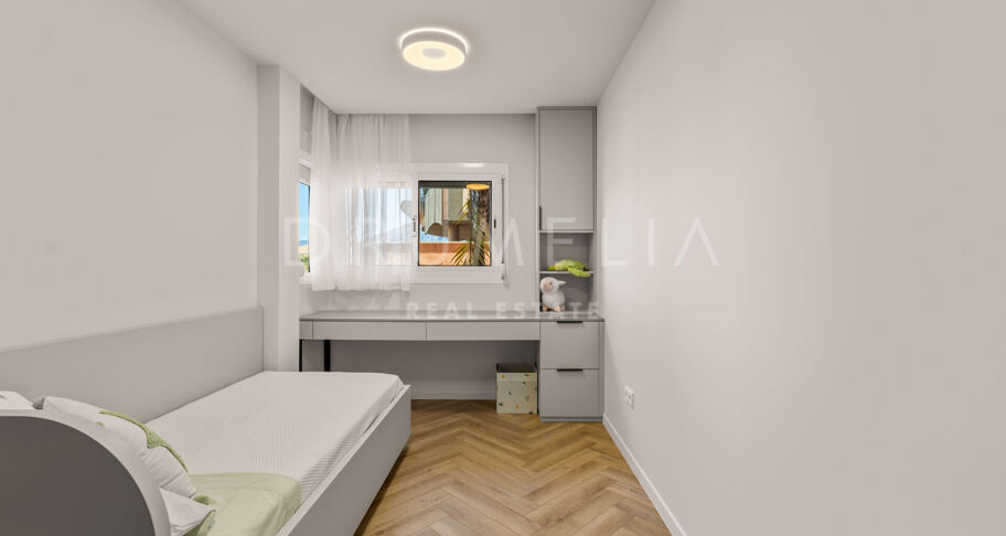 Lägenhet på bottenvåningen i Nueva Andalucía med privat trädgård