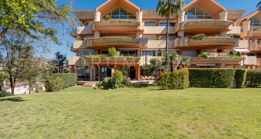 Lägenhet på bottenvåningen i Nueva Andalucía med privat trädgård