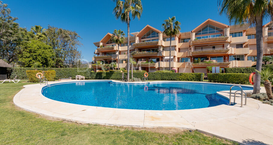 Lägenhet på bottenvåningen i Nueva Andalucía med privat trädgård