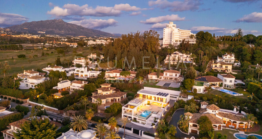 Samtidig villa med solnedgangsutsikt i El Paraíso Medio