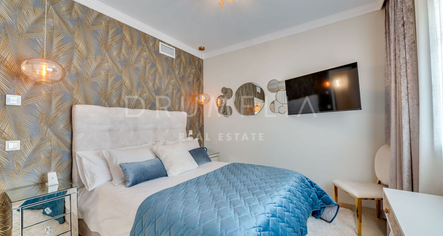 Współczesny apartament typu triplex z prywatnym barem na dachu w Aloha Gardens