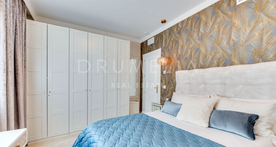 Współczesny apartament typu triplex z prywatnym barem na dachu w Aloha Gardens