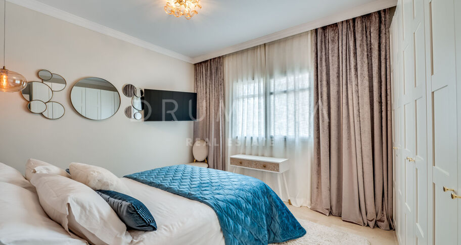 Współczesny apartament typu triplex z prywatnym barem na dachu w Aloha Gardens