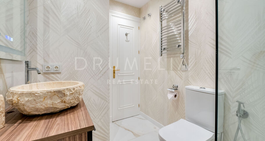 Współczesny apartament typu triplex z prywatnym barem na dachu w Aloha Gardens