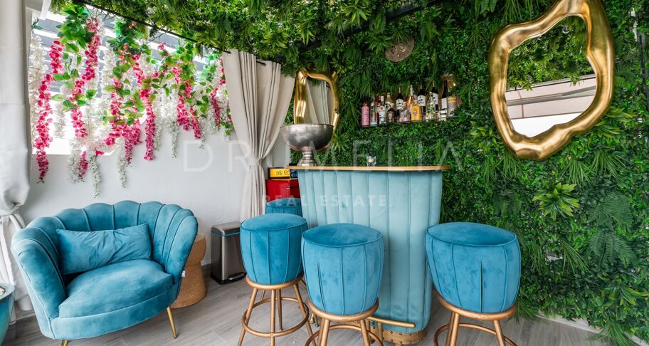 Współczesny apartament typu triplex z prywatnym barem na dachu w Aloha Gardens