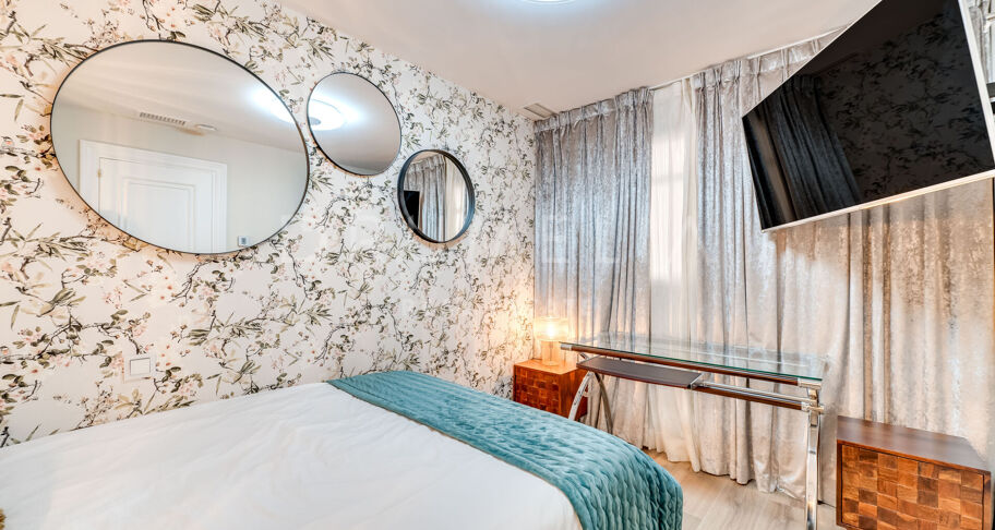 Współczesny apartament typu triplex z prywatnym barem na dachu w Aloha Gardens