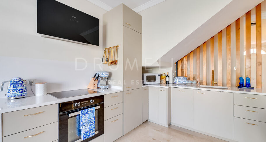 Współczesny apartament typu triplex z prywatnym barem na dachu w Aloha Gardens