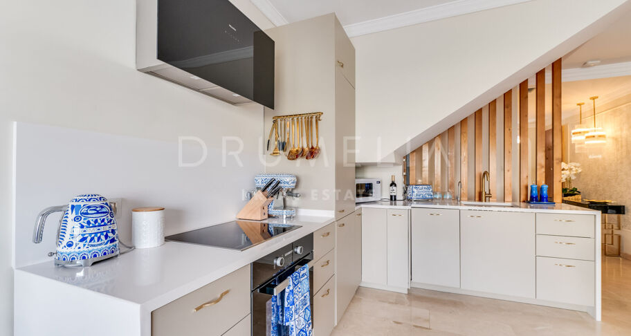 Współczesny apartament typu triplex z prywatnym barem na dachu w Aloha Gardens