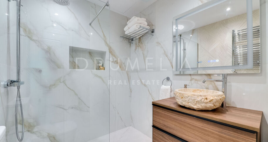 Współczesny apartament typu triplex z prywatnym barem na dachu w Aloha Gardens