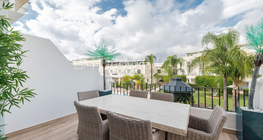 Współczesny apartament typu triplex z prywatnym barem na dachu w Aloha Gardens