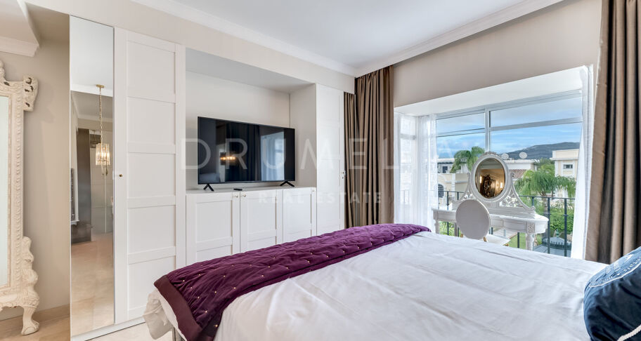 Współczesny apartament typu triplex z prywatnym barem na dachu w Aloha Gardens